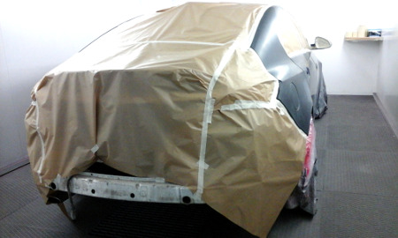 opel_insignia_carrocerias_larrea_pintura_coche_en-cabina-pintura